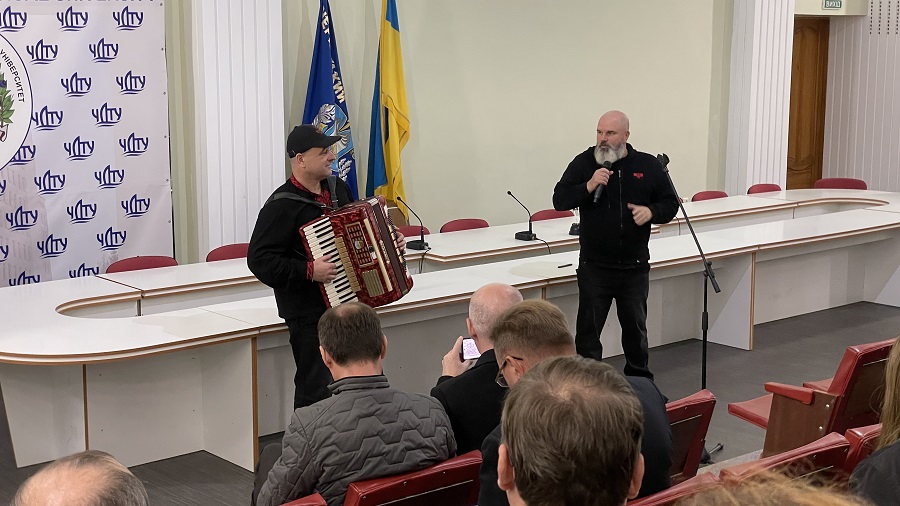 Юрій Романча та фронтмен гурту Крутий Заміс