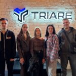 студенти на фоні лого компанії TRIARE