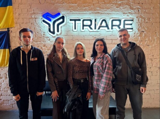 студенти на фоні лого компанії TRIARE